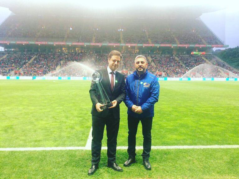 Braga receives the trophy
